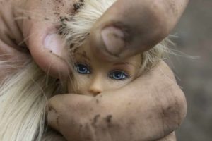 mano apretando muñeca representando la violencia contra las mujeres