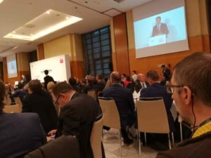 desayunando en el coloquio que ofrecía el presidente de la junta de andalucía