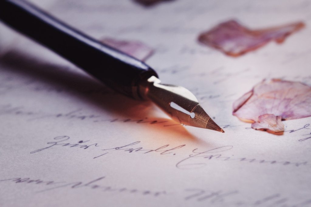 Páginas escritas con pluma estilográfica reposando