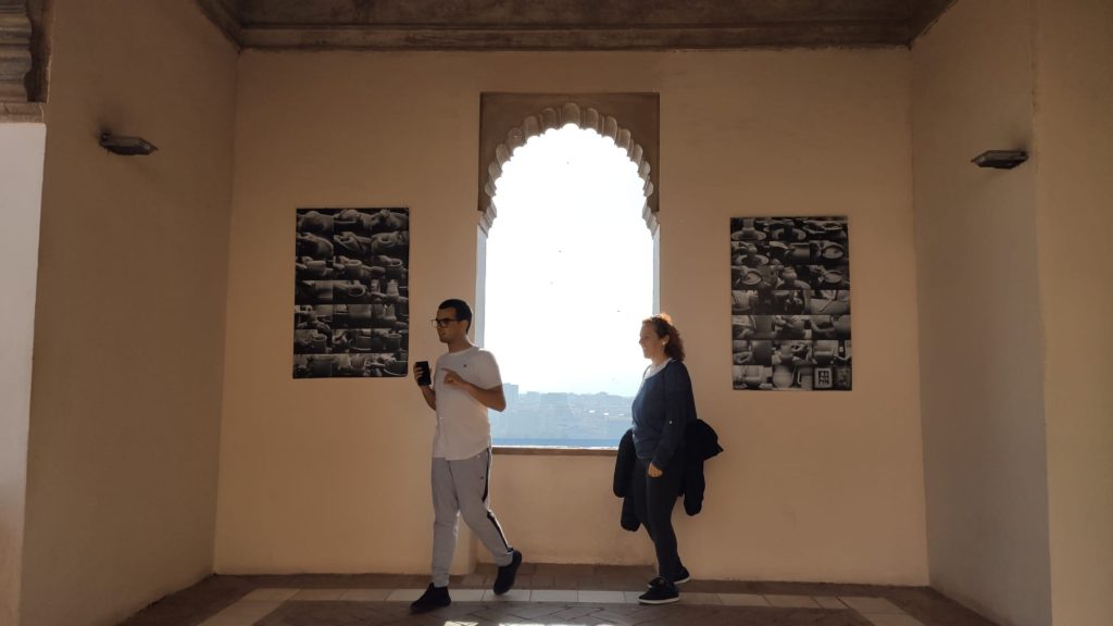 Dani observando un detalle en la Alcazaba
