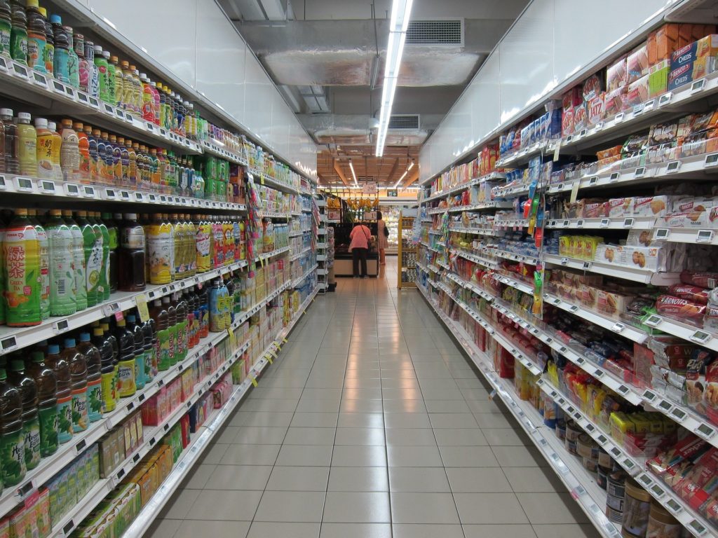 Pasillo de un supermercado con estanterías