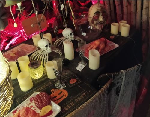 Mesa con ajuares típicos de Halloween