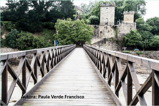 Puente accesible con barandilla en dirección a una fortaleza